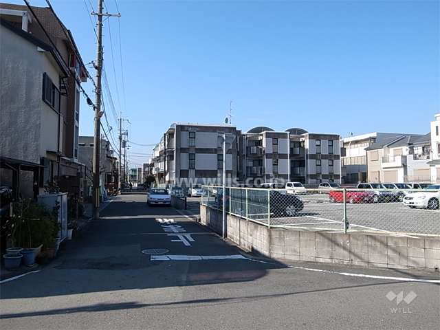 周辺はマンションと一戸建てが混在する静かな住宅地です。