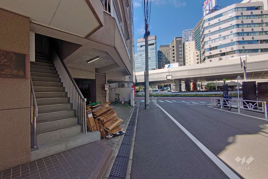 敷地北東側の前面道路（南東側から）