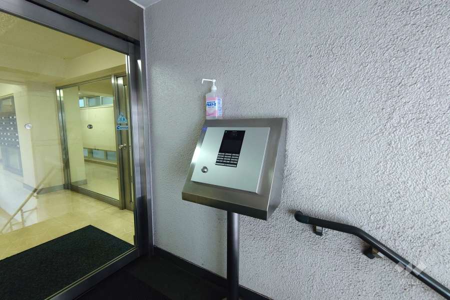 エントランスはオートロック付きです。