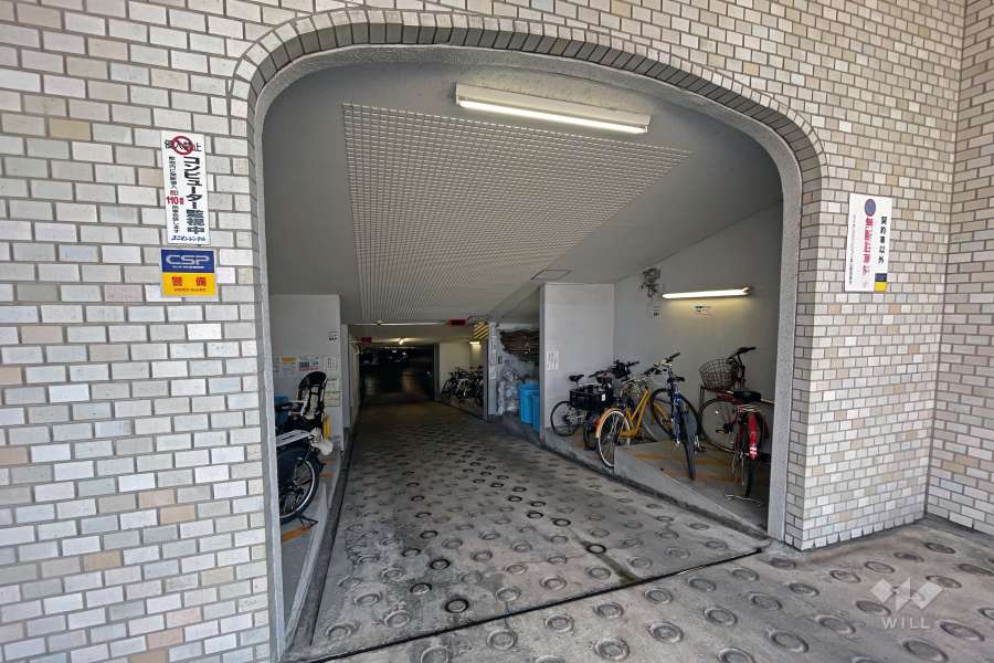 地下駐車場入り口と駐輪場
