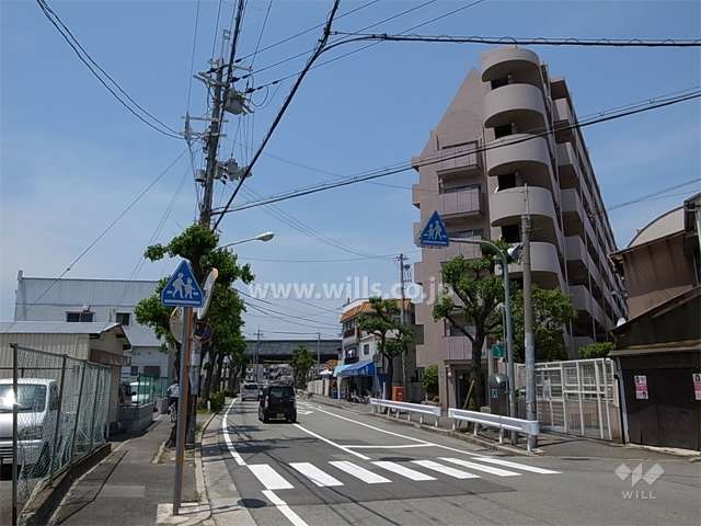 敷地南側の前面道路。二車線のバス通りで、目の前にバス停があります。