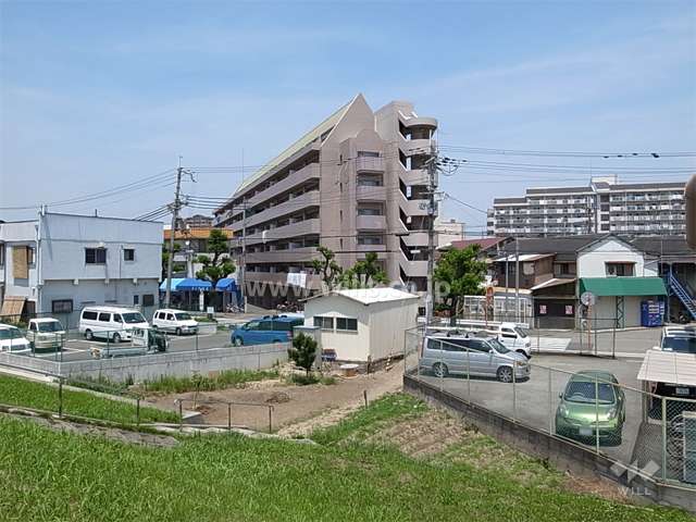 周辺は住宅の他、店舗や事務所などが混在しています。
