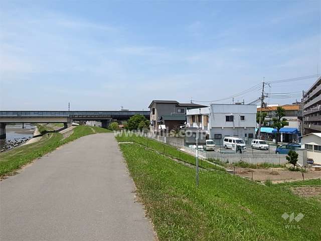 南側約30mの場所を藻川が流れています。