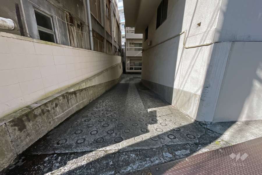 地下駐車場の出入り口