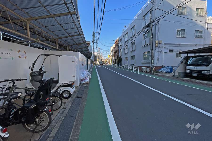 敷地北西側の前面道路（北東側から）