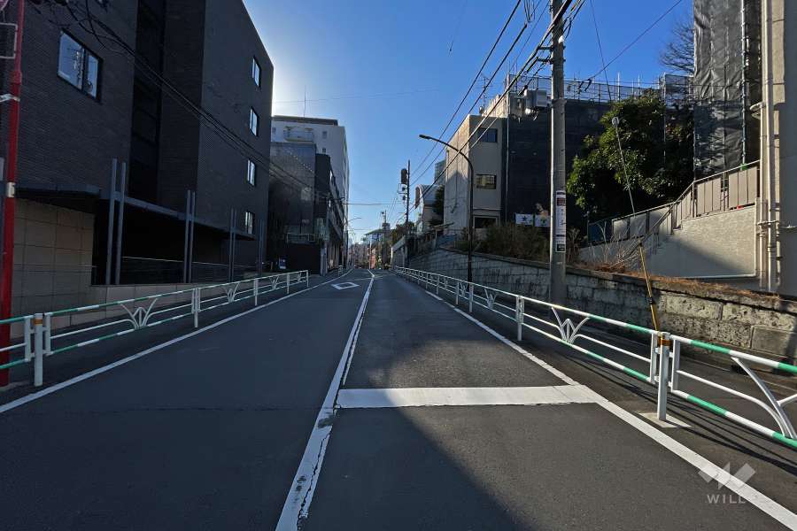 敷地北東側の前面道路（北西側から）