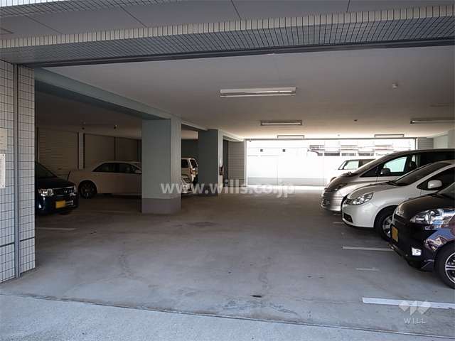 建物1階にある敷地内駐車場（平面式）