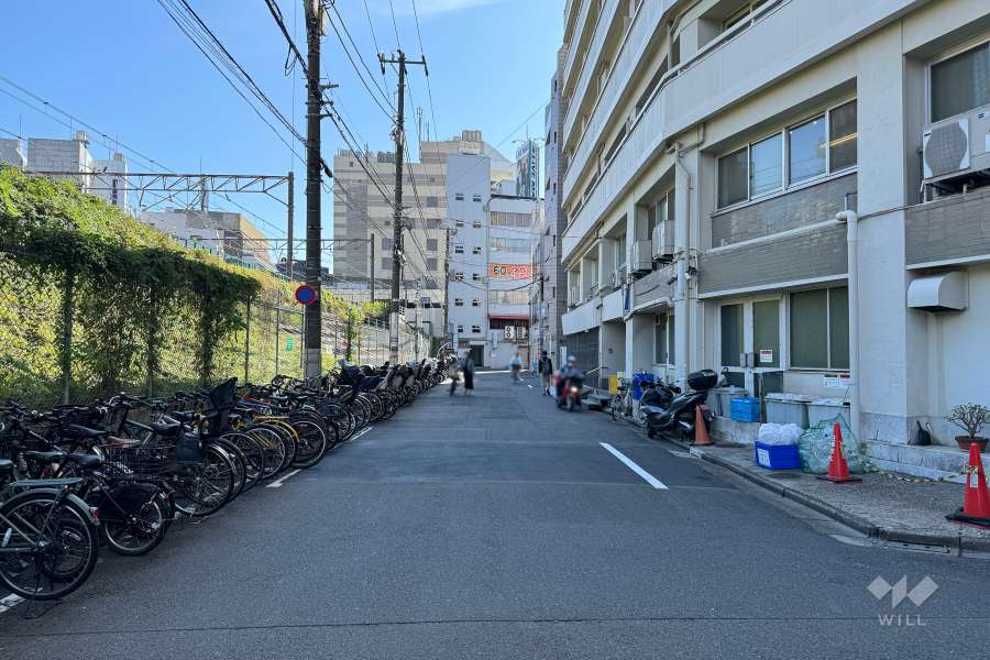 敷地北東側の前面道路（北西側から）