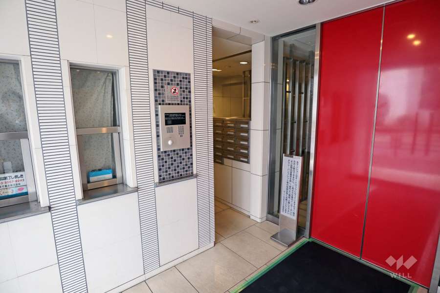 エントランスはオートロック付きです。