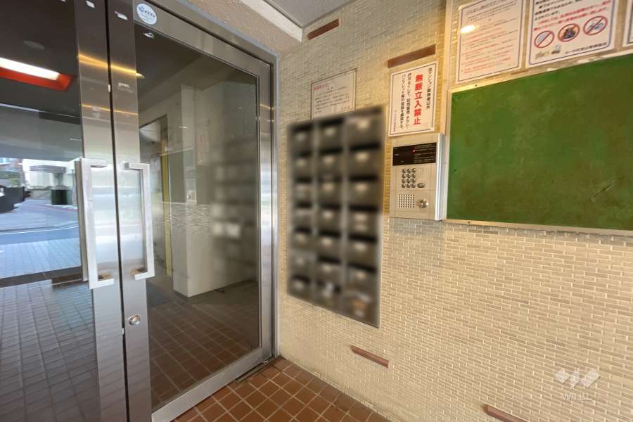 エントランスはオートロック付きです。