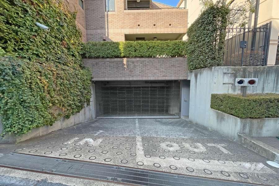駐車場の出入り口（リングシャッター付き）