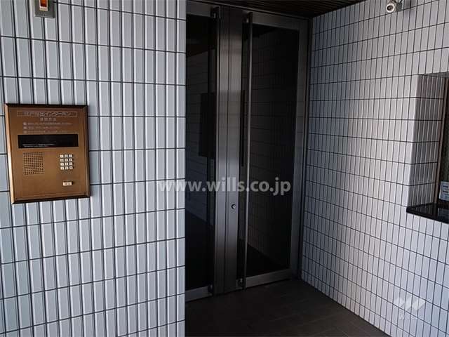 エントランスはオートロック付きです。