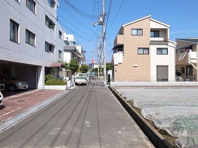 敷地東側の前面道路。周辺は田畑が一部残るのどかな住宅地です。