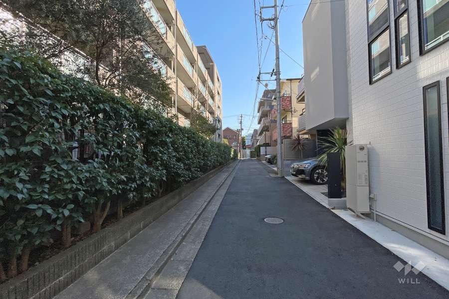 敷地西側の前面道路