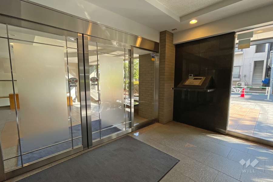 エントランスはオートロック付きです。