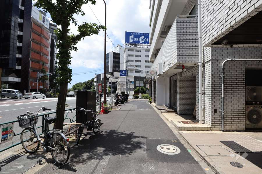 敷地南側の前面道路