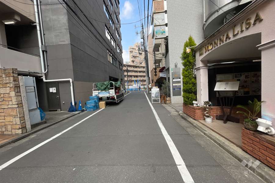 敷地西側の前面道路