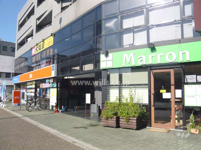 下層階に店舗が入っています。