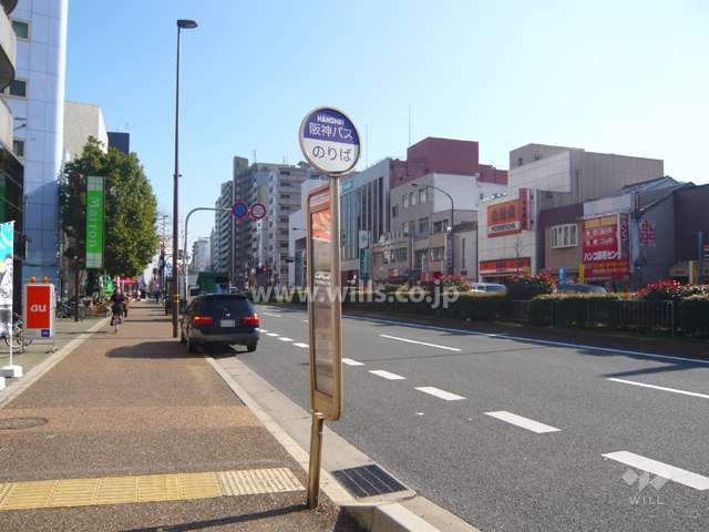 敷地南側は国道2号線に面しており、目の前にバス停があります。