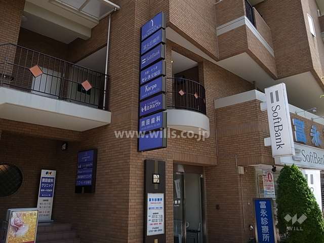 建物1階、2階には店舗が入っています。
