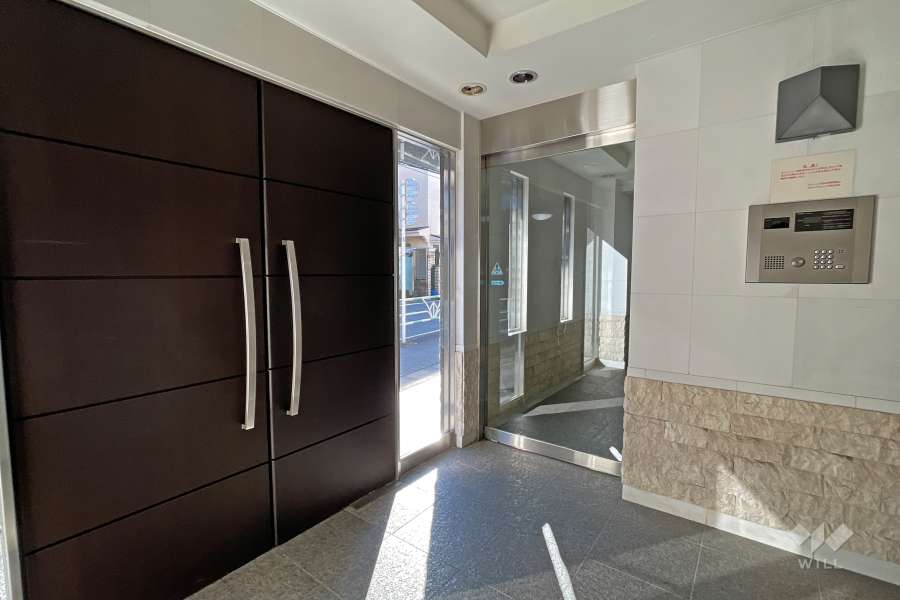 エントランスはオートロック付きです。