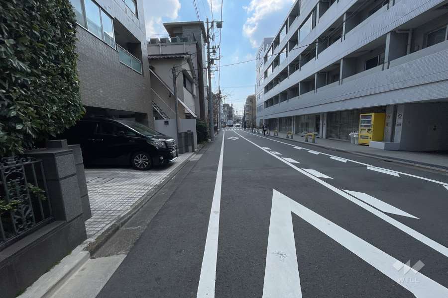 敷地西側の前面道路