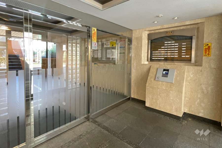 エントランスはオートロック付きです。