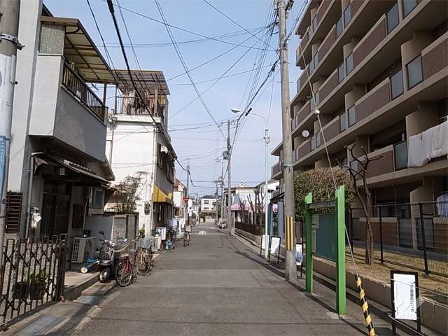 敷地西側の前面道路。周辺はマンションと一戸建てが混在する静かな住宅地です。