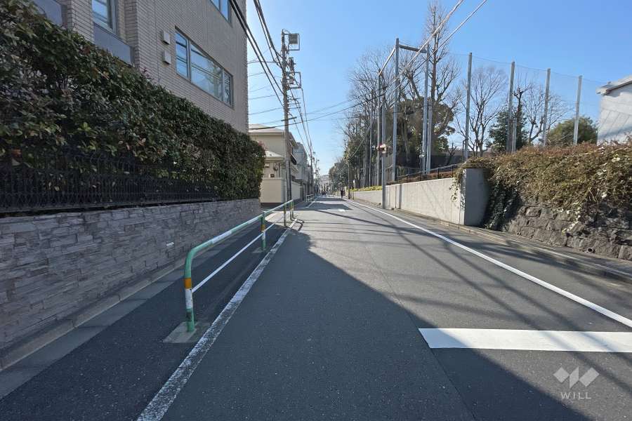 敷地西側の前面道路