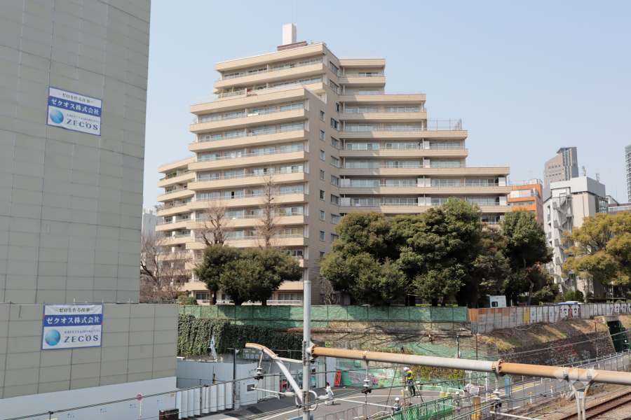 代官山マンションの外観(西側から)