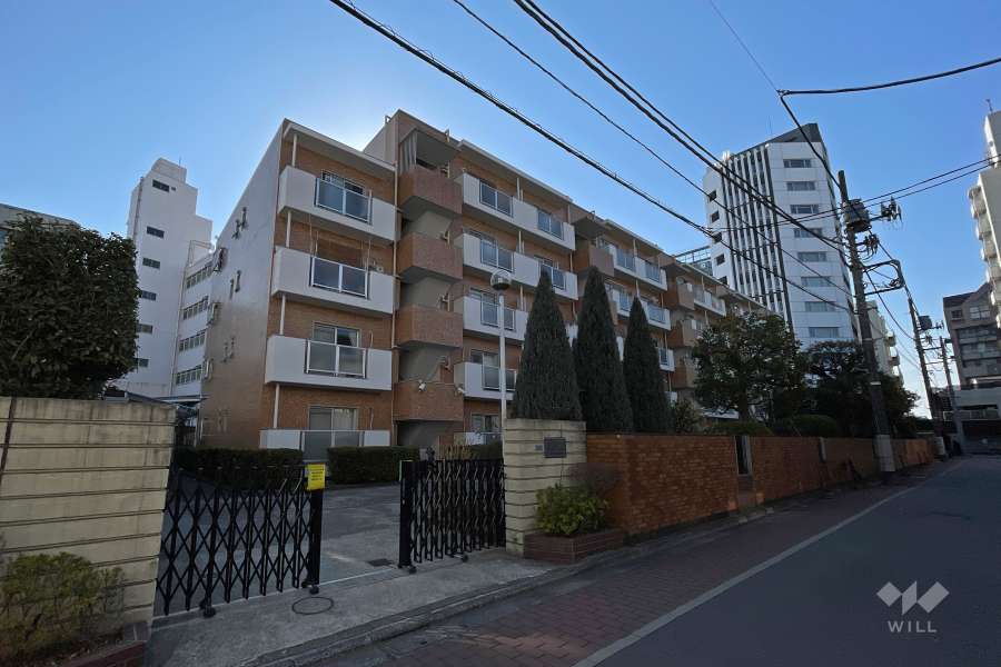 代官山ローヤルコーポの外観（前面道路の北東側から）