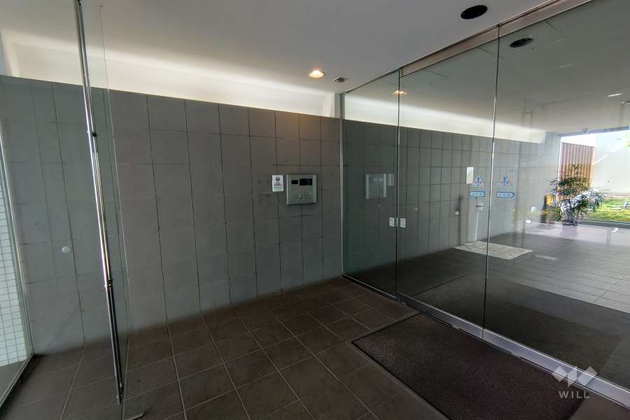 エントランスはオートロック付きです。