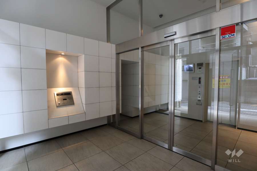 エントランスはオートロック付きです。