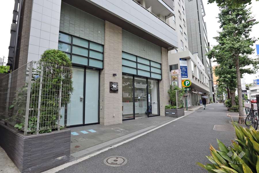 マンション1階には店舗があります。