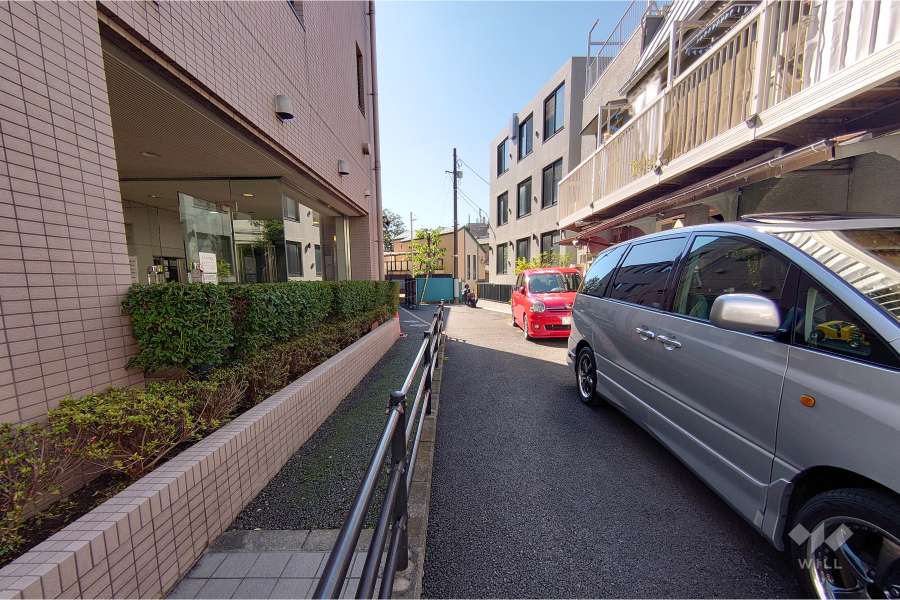 敷地北西側の前面道路（北東側から）