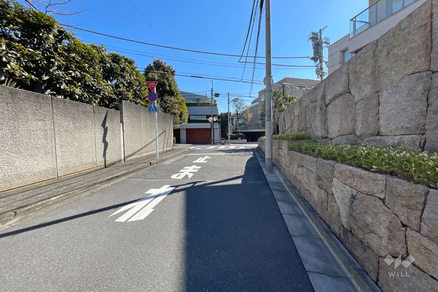 敷地北東側の前面道路