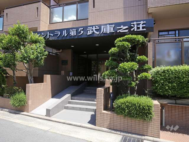 植栽スペースに囲まれたエントランス