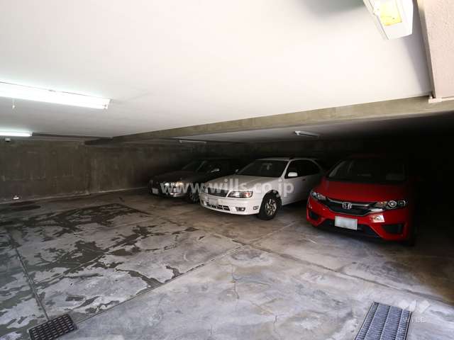駐車場は出し入れが楽な屋内平面式です。