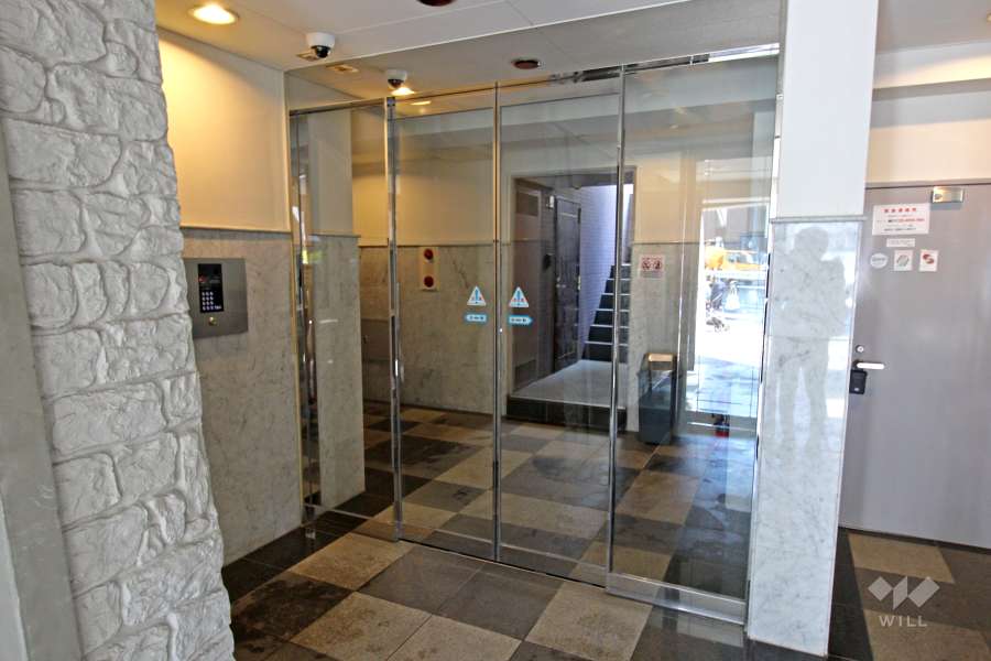 エントランスはオートロック付きです。