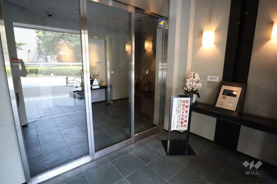 エントランスはオートロック付です。