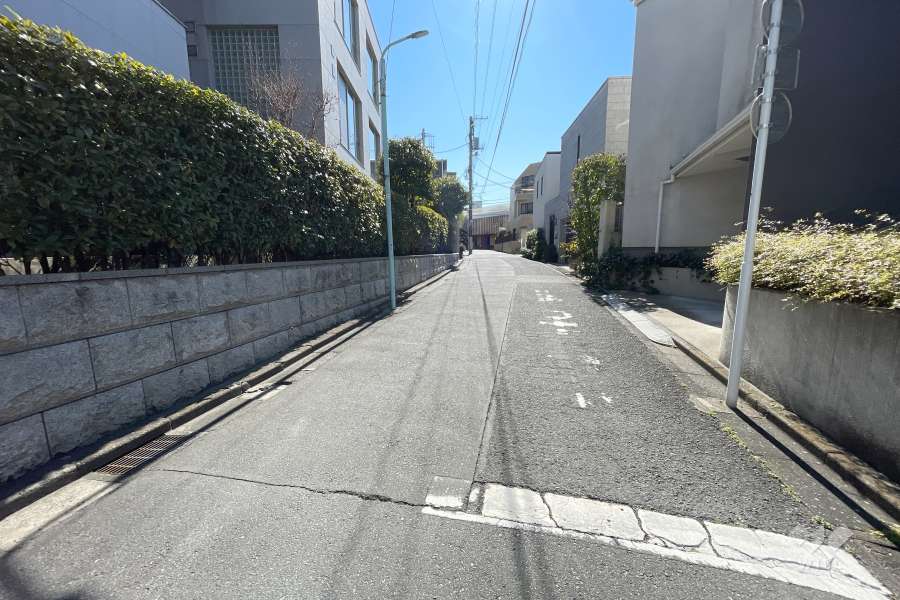 敷地南東側の前面道路