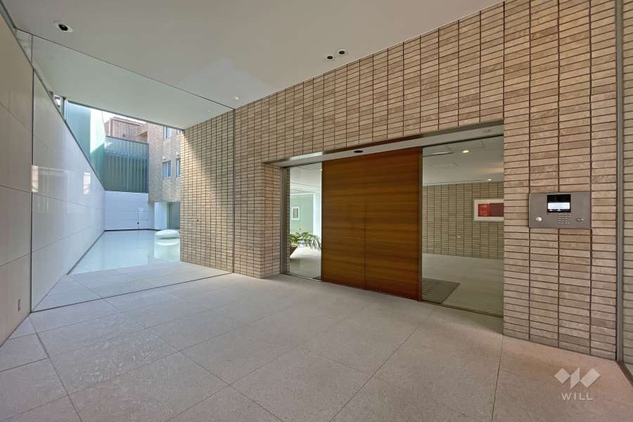 エントランスはオートロック付きです。