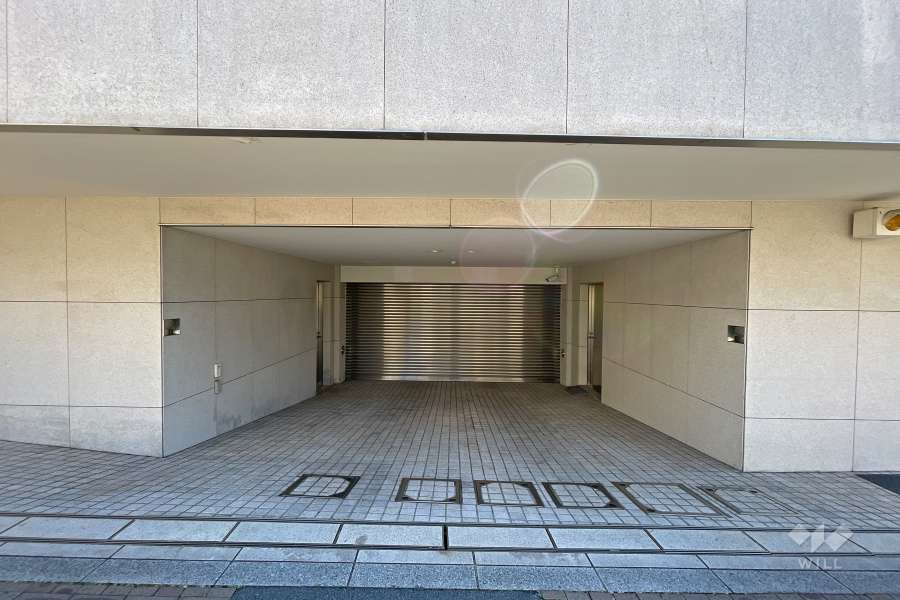 駐車場の出入り口（シャッター付き）