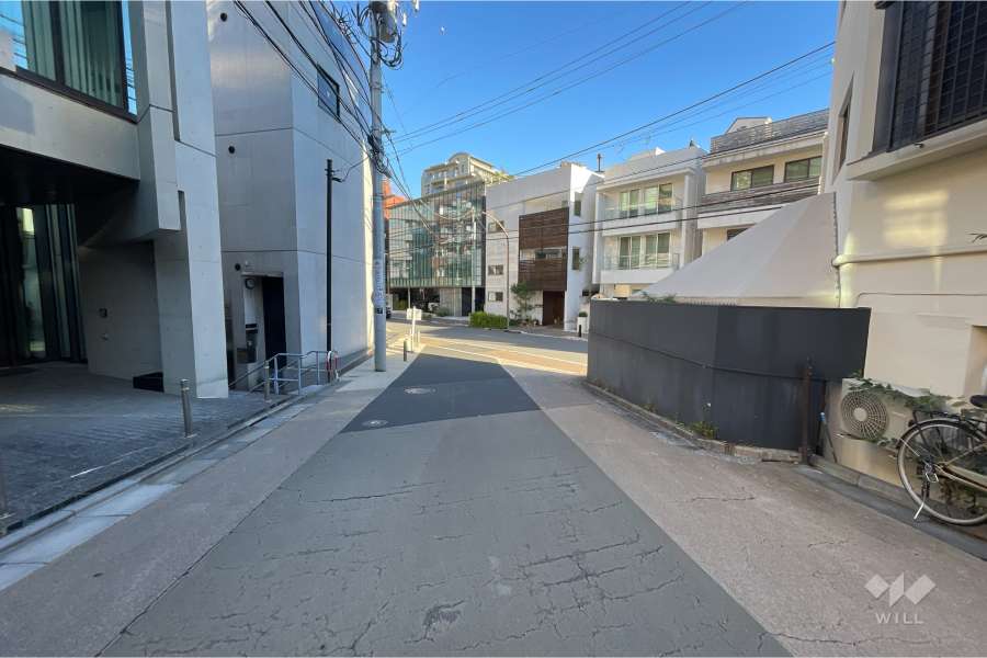 敷地南東側の前面道路（南西側から）