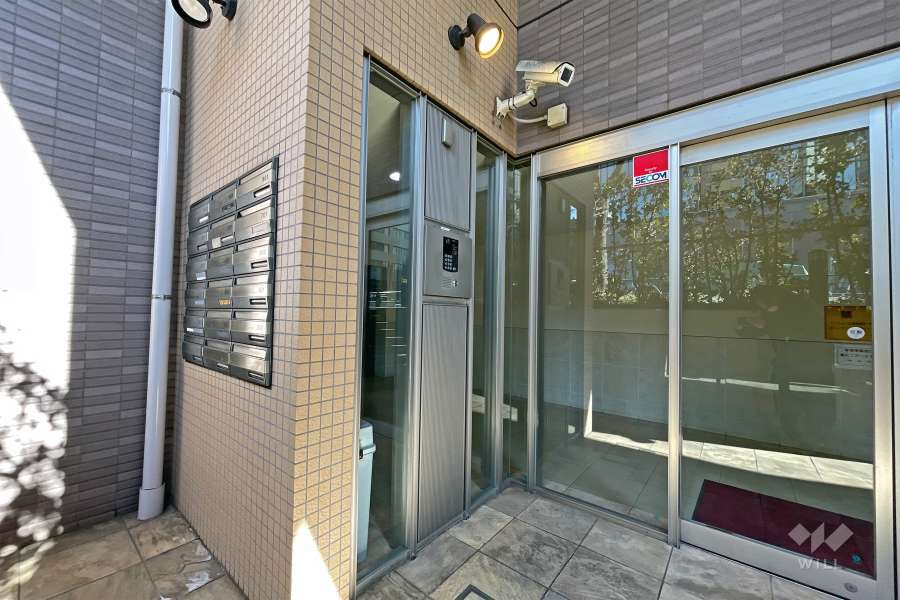 エントランスはオートロック付きです。