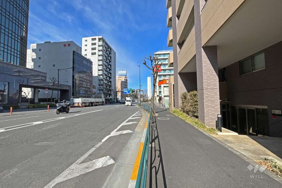 敷地南西側前面道路は山手通りです。