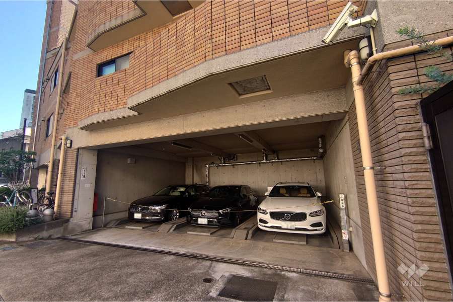 駐車場の出入り口（ロボットゲート付き）・敷地内駐車場（屋内機械式）