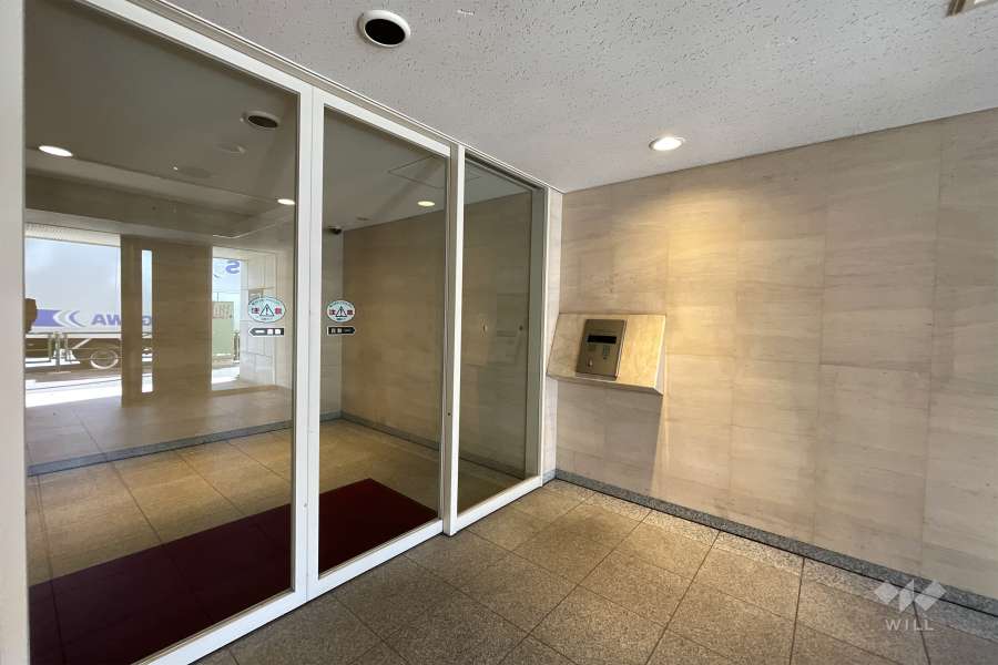 エントランスはオートロック付きです。