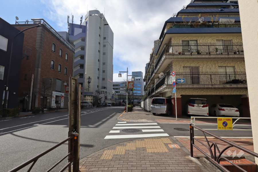 敷地南側の前面道路（松濤文化村ストリート）