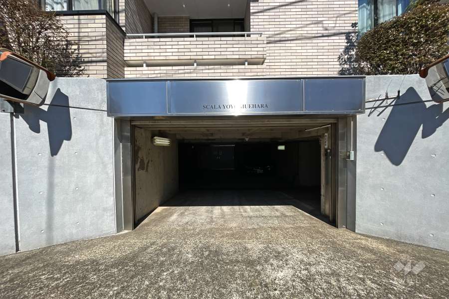 駐車場の出入り口（リングシャッター付き）